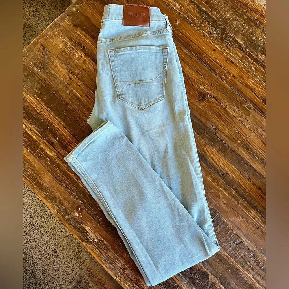 Hollister Light-Washed Stacked Skinny Jeans 30X30 - Picture 2 of 8